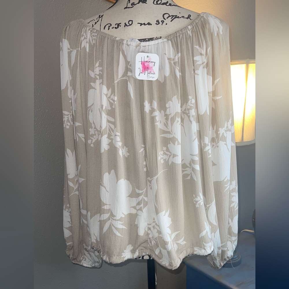 🔥🔥Sale-NEW- Only ONE LEFT - Beautiful off the shoulder Blouse in a light Beige - Picture 14 of 16